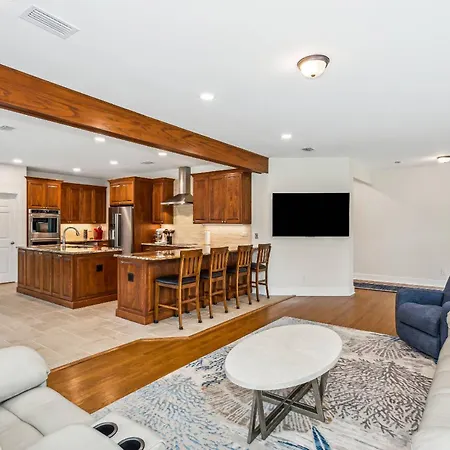 Villa 1585 E Blount St